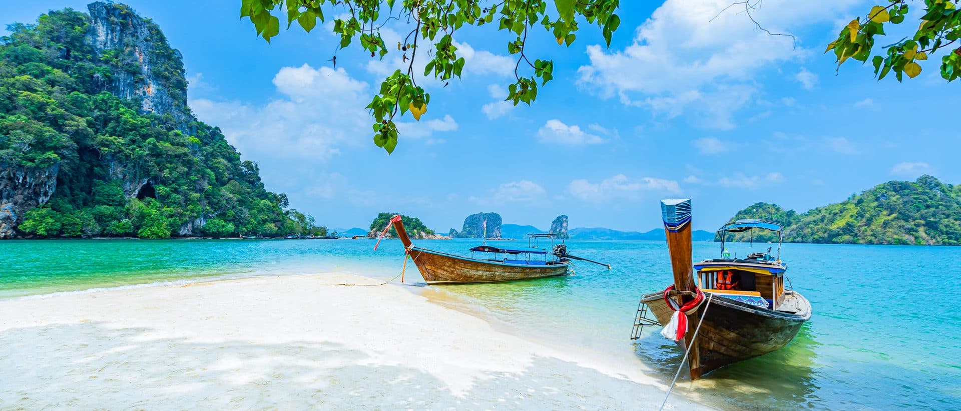 タイのビーチに浮かぶロングテールボート